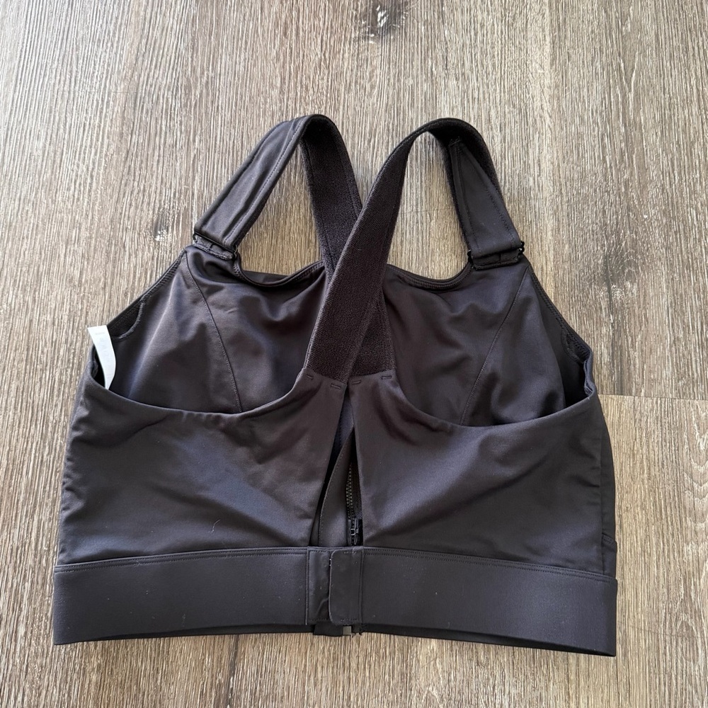 Black Front-Zip Sports Bra - Picture 4 of 8
